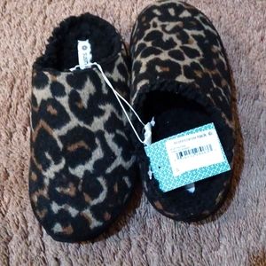 NWT Susina size Small (women's 5-7) Leopard fleece slippers